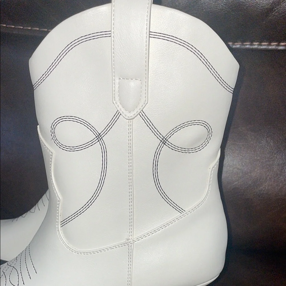 Universal Thread White Ankle Booties with Decorative Stitching (10) - Picture 6 of 13